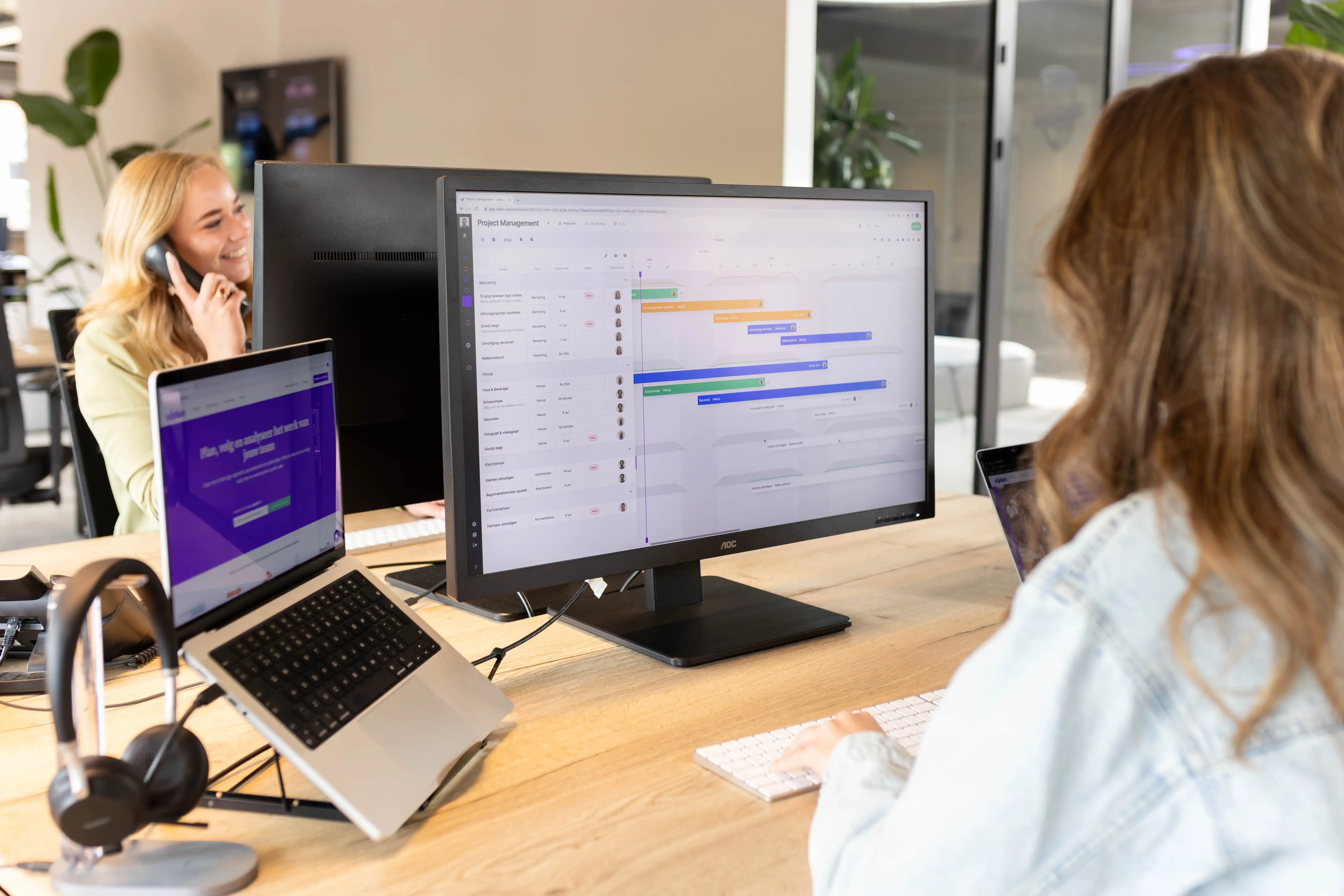 vPlan Tijdlijn: Een medewerker die aan het bellen is en een medewerker die aan het werk is in vPlan.