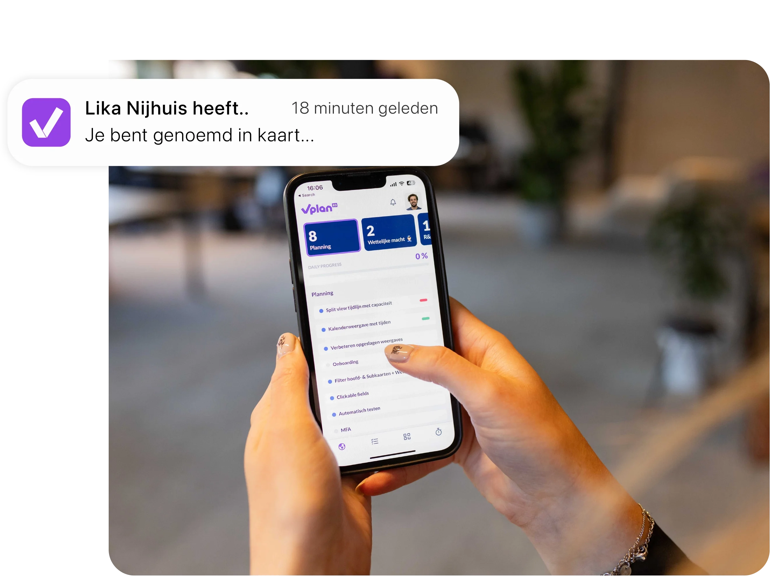 vPlan buitendienst: Afbeelding met handen die telefoon vasthouden waarop het dashboard van vPlan op wordt getoond. Daarnaast een notificatie element.