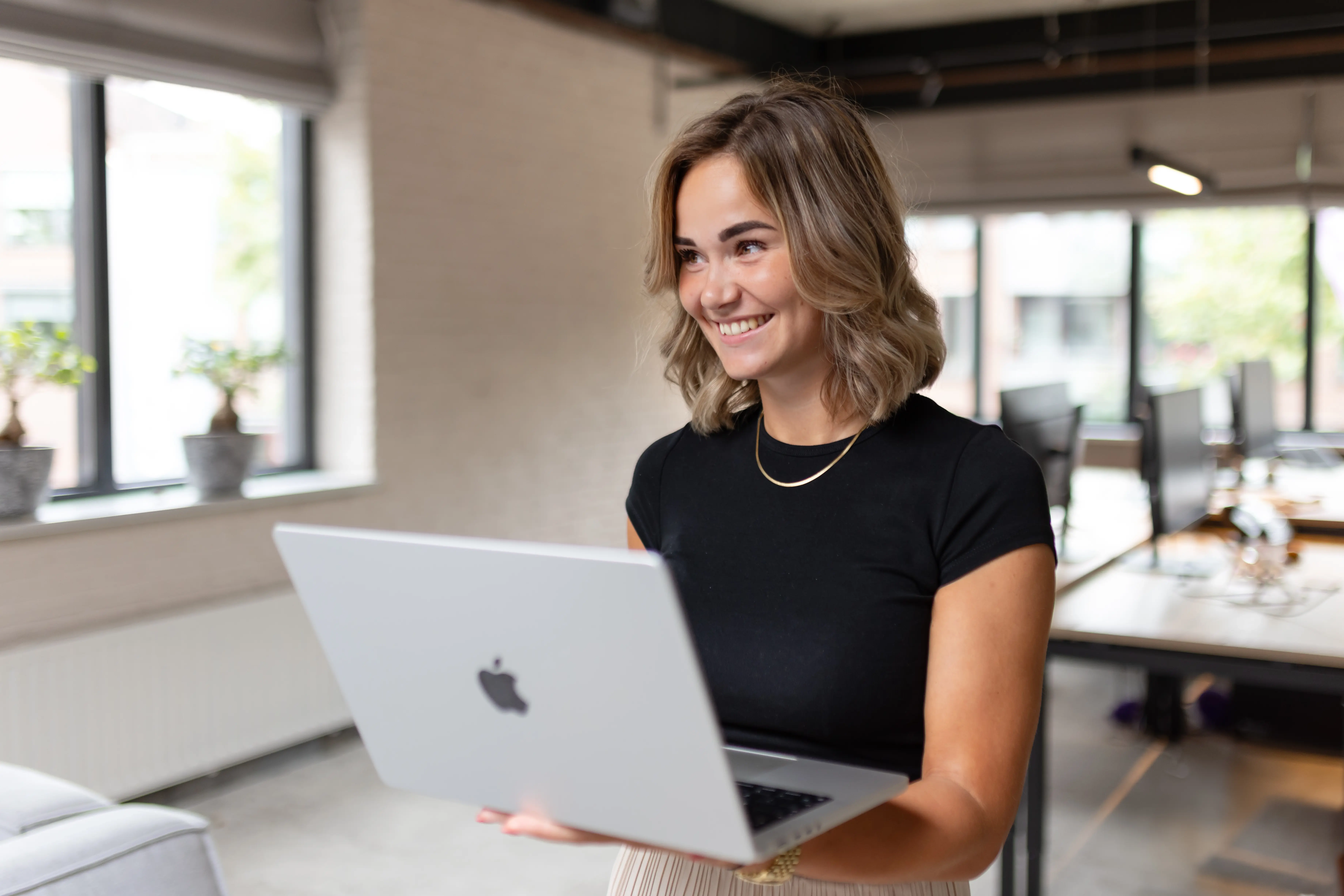 Collega demi aan het werk met haar laptop