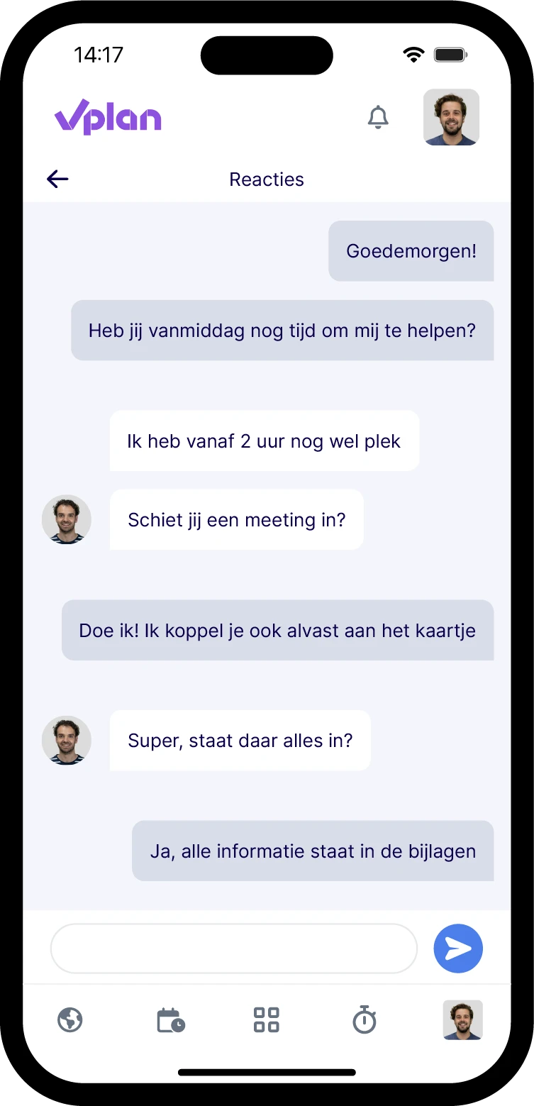 Chatvenster in vPlan mobiele app met teamleden die samenwerken aan een werkorder en afspraken maken over taken.