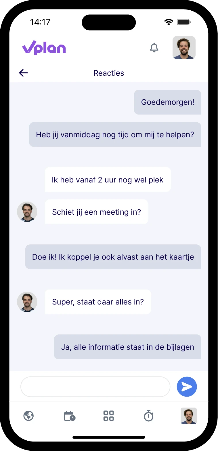 Mobiele chatinterface in vPlan met gesprek over het inplannen van een vergadering en het delen van bijlagen.