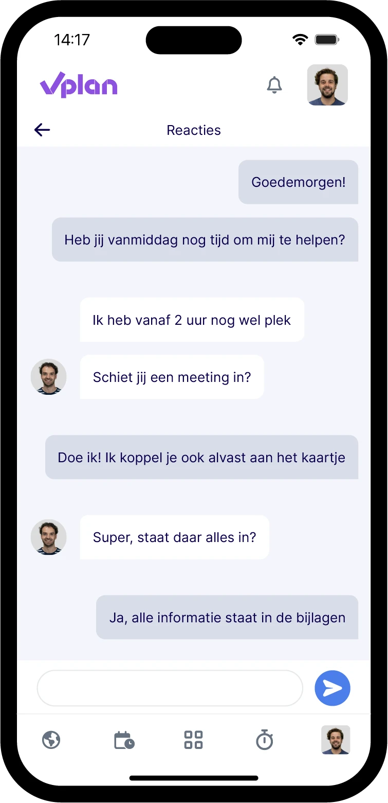 Chatweergave in de vPlan mobiele app, toont een gesprek tussen teamleden over het plannen van een meeting en het koppelen van een kaartje met alle informatie in de bijlagen.