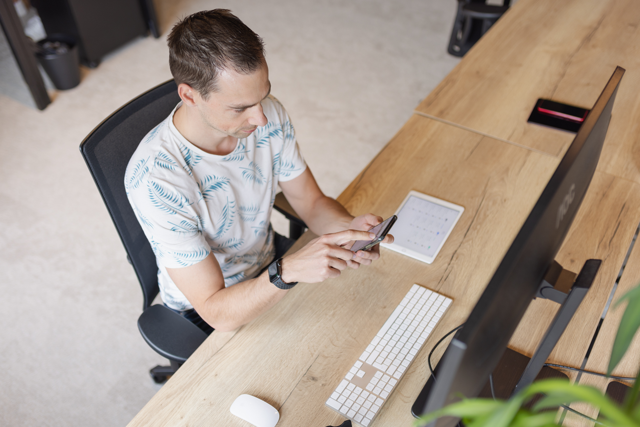 Man Achter Computer Van Bovenaf